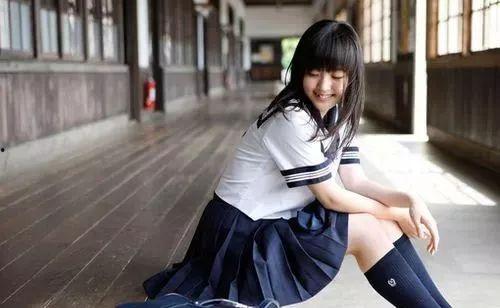 吃瓜女生穿校服视频下载,校园风潮视频下载热潮