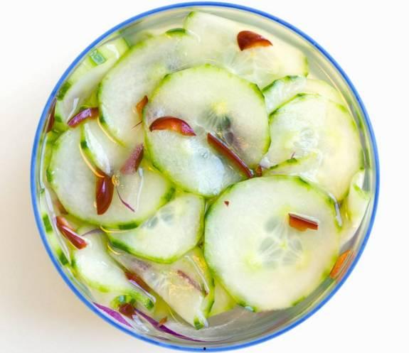 刘大瓜吃浇头炒酸菜视频,美味与挑战并存