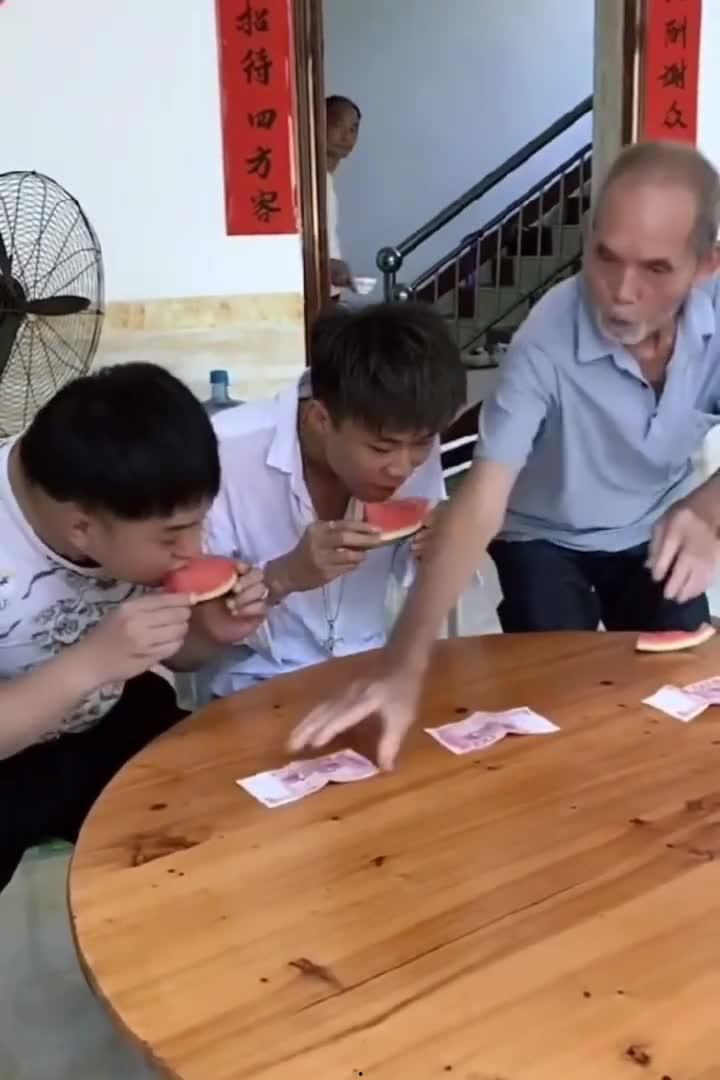 欢乐吃瓜搞笑视频下载免费,搞笑视频免费下载，笑出腹肌的欢乐时光！