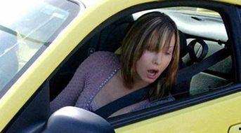 女的开车吃瓜视频,女性车主的趣味日常