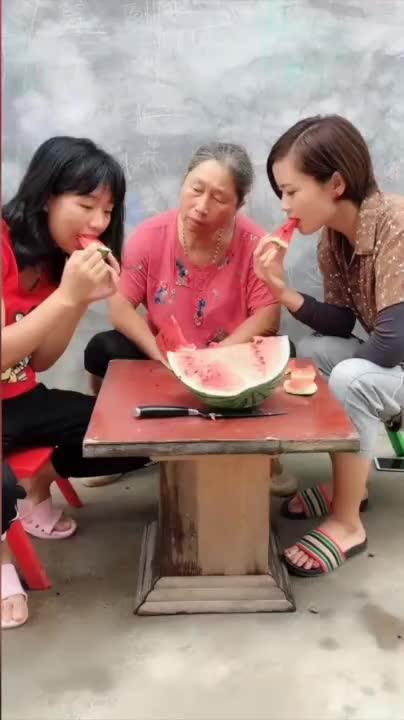 闺女吃瓜搞笑视频,萌态百出引网友爆笑