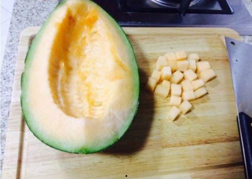 带篮子吃哈密瓜视频