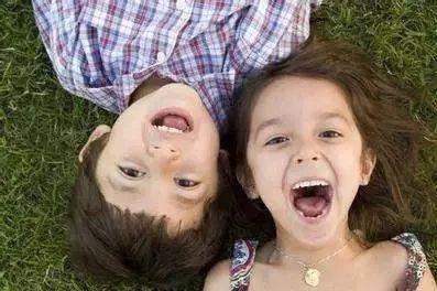 小孩被大人骂吃瓜视频,家庭教育如何平衡爱与规矩？