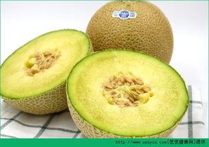 宝宝吃哈密瓜的视频,萌态十足引网友热议